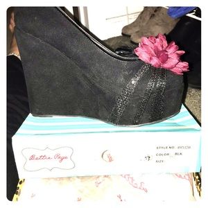 Bettie Page 4.5 Heel Wedge with feather size 9